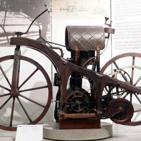 5 milníků v historii jednostopých vozidel: první motocykl měl čtyři kola – G.cz