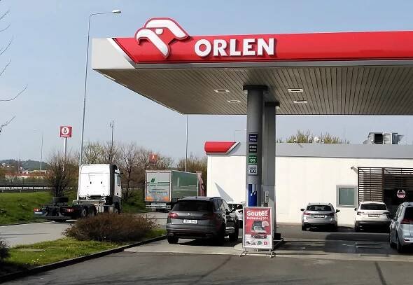 Benzina, nebo Orlen? Polský orel na ostravské D1 nechává českého koně dýchat