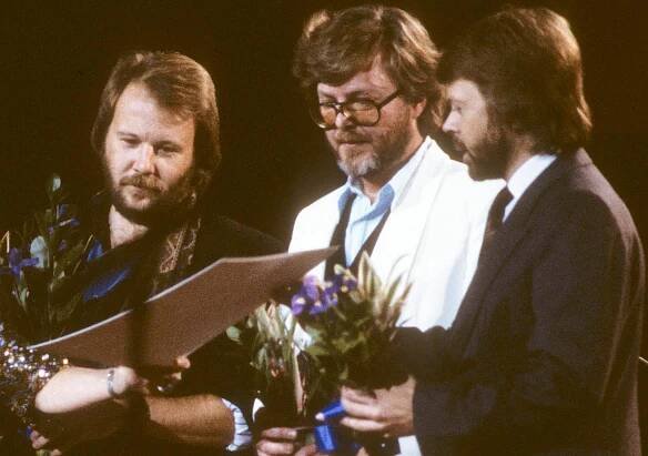 Michael B Tretow, i mitten,  tar emot en Grammis med Benny Andersson och Björn Ulvaeus 1984.