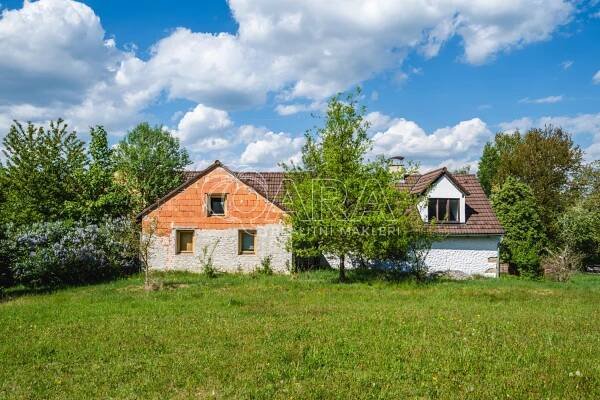Původní statek z roku 1840 v malebné krajině v obci Chvalkov, na okraji Novohradských hor, obrázek č.10