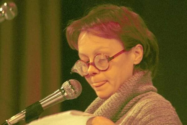 Brýlatá šprtka z Mládkovy šou oslavila 49. Podívejte, jak je Lenka Plačková je teď bez brýlí krásná žena