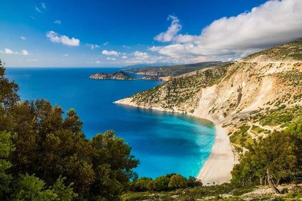Žebříček top 10 pláží světa pro rok 2025 uzavírá Myrtos Beach na ostrově Kefalonii v Řecku.