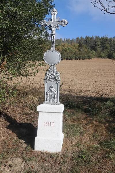 Soubor:Overview of wayside cross near trees near Mikulovice, Třebíč District.jpg – Wikipedie