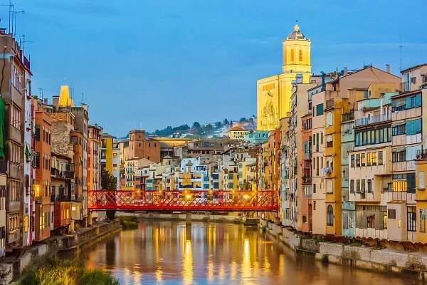 Pohled na Gironu z Pont de les Peixateries Velles / kam ve Španělsku