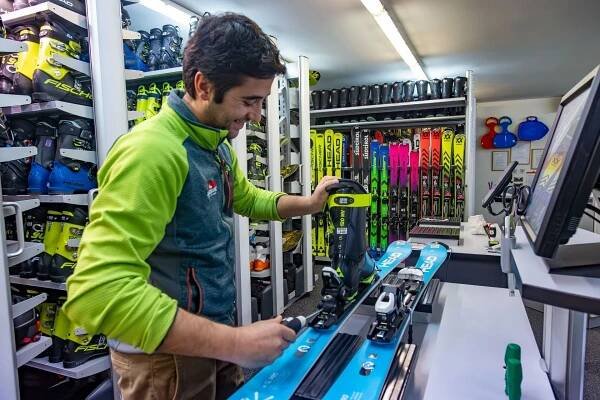 Ski Service: repairs and waxing Pedraces/Badia - Skiland
