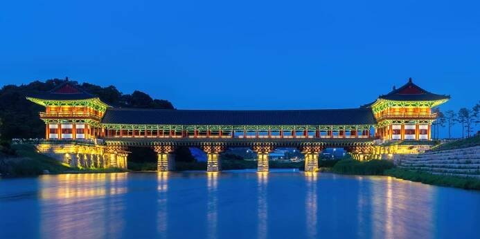 File:Illuminated Woljeonggyo Bridge at blue hour in Gyeongju South Korea.jpg - Wikimedia Commons