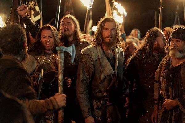 Australský krasavec z Vikingů má v Česku dvojníka: Mrkněte na podobu se synem Standy Hložka!