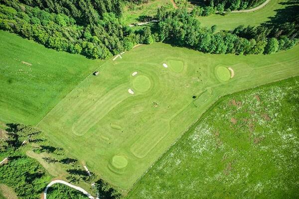Golf & Country Club Prosečné - Golf pro každého! Přijďte si zahrát golf na hřiště nedaleko Vrchlabí! Nabízíme prostředí