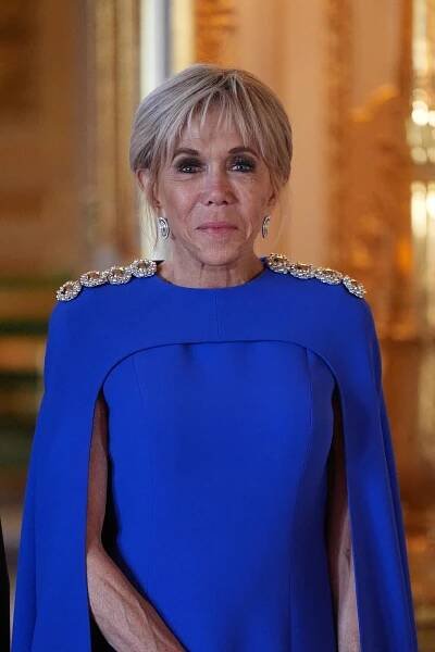 Móda z královského banketu: Camilla, Kate a Brigitte Macronová se oblékly do barev státních vlajek