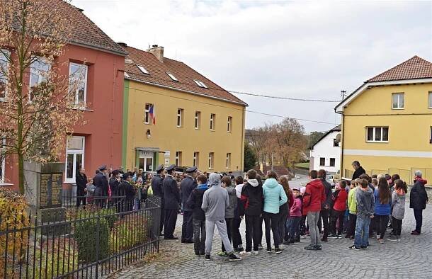 Pomník Hrobům v dáli - slavnostní shromáždění u příležitosti 100 let Československa - Oficiální stránky obce Jesenice