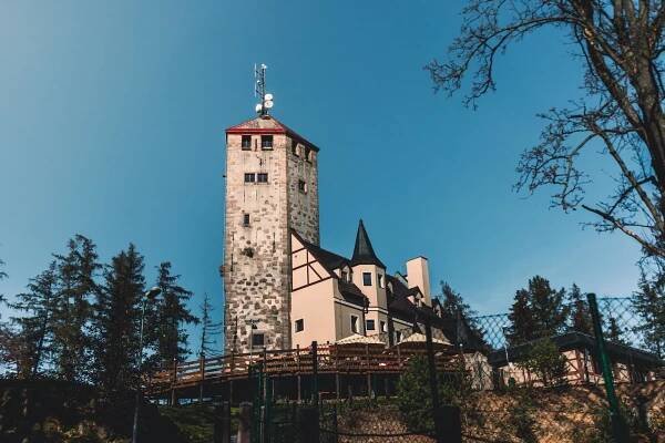 Liberecká výšina, replika středověkého hradu s rozhlednou