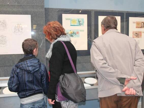FOTO: Navrhuje světoznámé lustry i mince