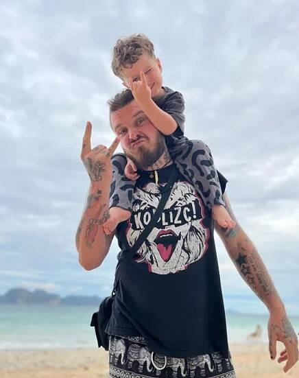 Už teď je jasné, že z Lemmyho roste malý rocker. 