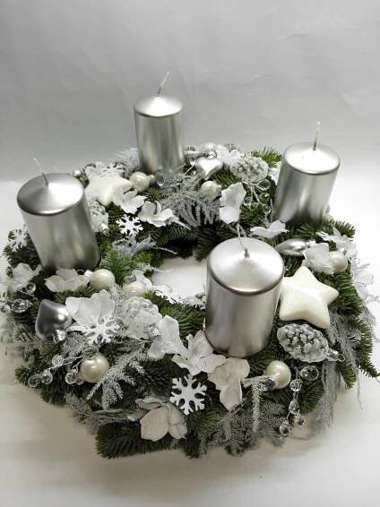 Adventní věnec se stříbrnými svíčkami a bílou dekorací 1
