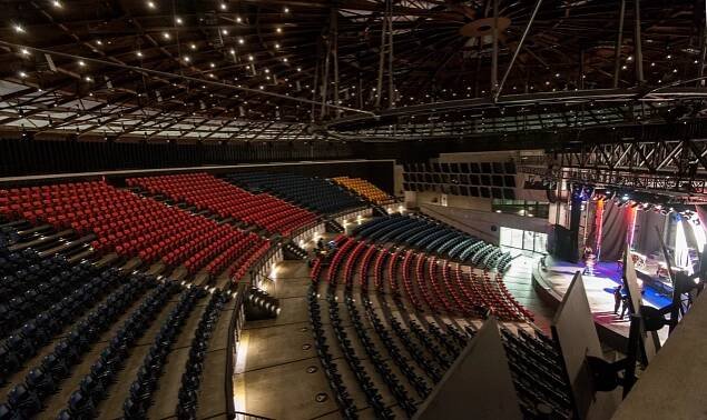 Gong. Když zákulisí auly uchvátí víc než koncert