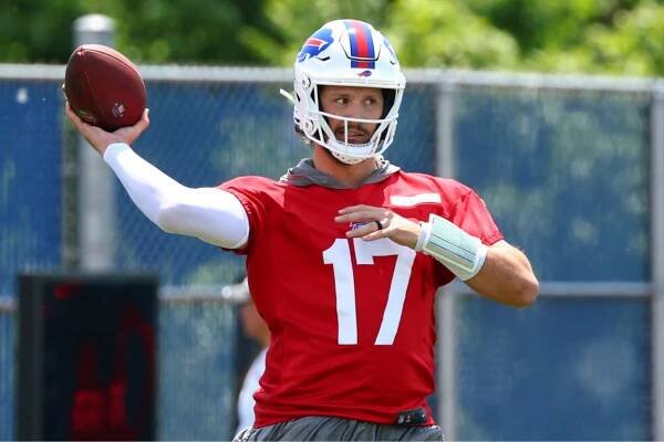Bills quarterback Josh Allen shows off new ring following marriage to actor Hailee Steinfeld