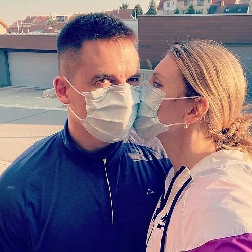 Domácí fitko a partnerské cvičení: Mrkněte, jak doma makají Tomáš Plekanec s Lucií Šafářovou