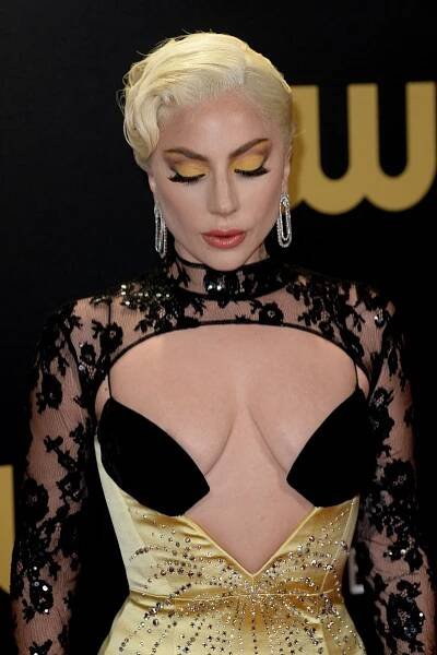 Jeden výstřih hlubší než druhý: Lady Gaga stihla vynést hned dva outfity za večer a stálo to za to