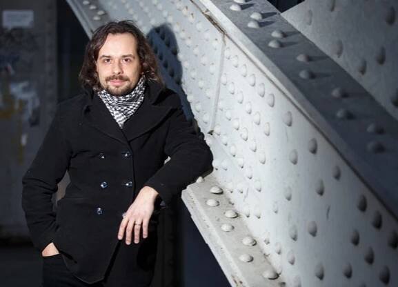 Michal Čapka u mostu Miloše Sýkory, který stojí v sousedství Komorní scény Aréna. 