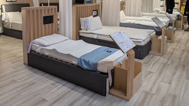 As a sleep expert, these are the 6 things I always do when testing a mattress in-store