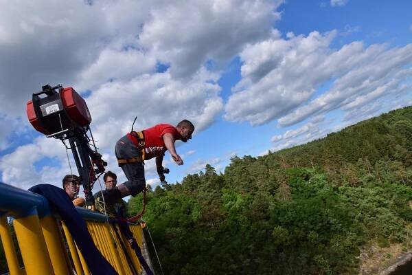 Bungee jumping z mostu | Zážitky.cz
