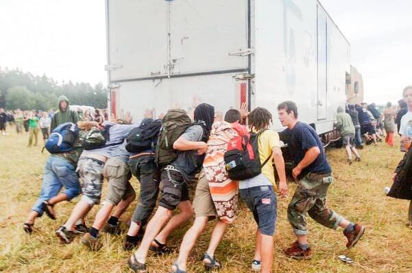 Tenkrát na CzechTeku: brutální policejní zásah. Účastníků se zastali Havel i Klaus