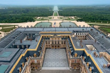 Versailles v Versailles