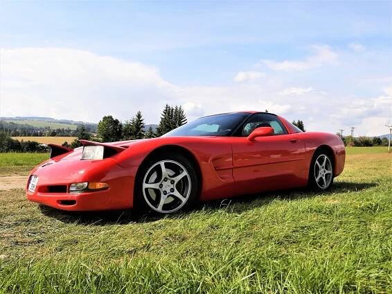 Pravým americkým sporťákem po Jeseníkách. Kultovní Corvette se během jízdy umí rozbít i opravit