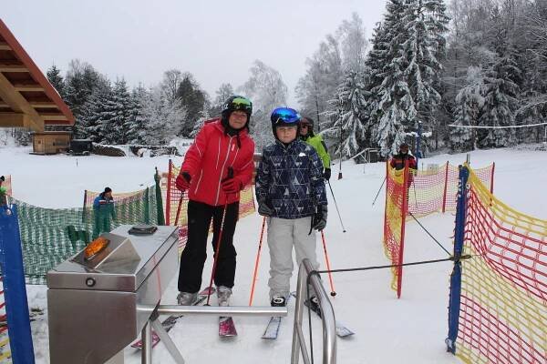 Sjezdovka u Hradiště se po pauze znovu otevřela. Na svahu lyžovaly desítky lidí
