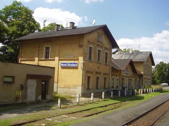 Soubor:Nove straseci-nadrazi.jpg – Wikipedie