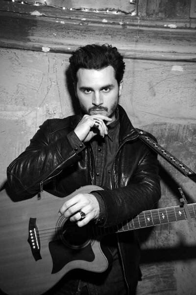 Michael Malarkey – upír Enzo míří do Prahy se svými Mongrels - Czechmag