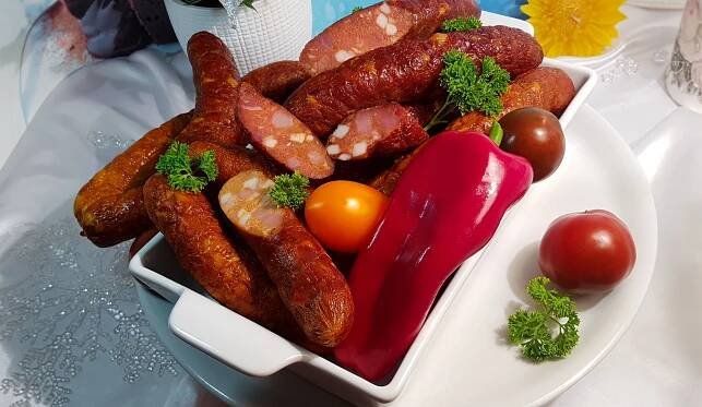Jak udělat domácí klobásy? Poradíme osvědčený recept na uzené pochoutky