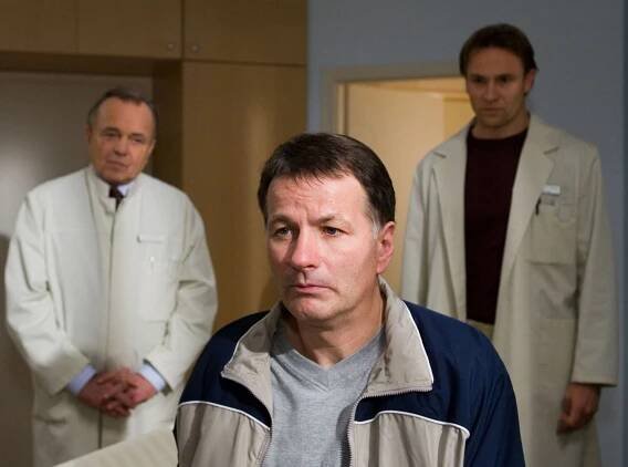 In aller Freundschaft - Tiefschläge - Z filmu - Dieter Bellmann, Thomas Rühmann, Bernhard Bettermann