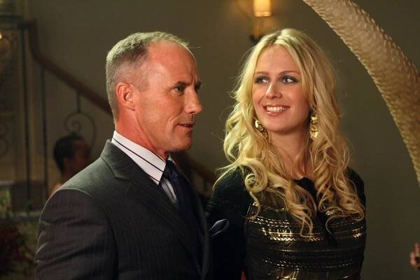 Robert John Burke, CariDee English - Super drbna - Maškarní bál - Z filmu
