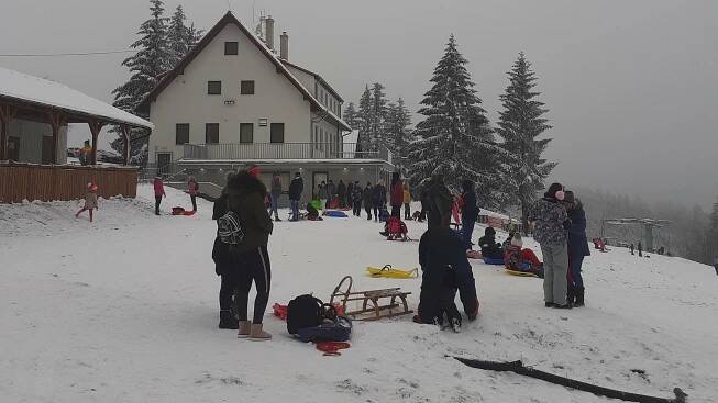 Boby, sáňky, kolony. Do skiareálů na Slovácku vyrazily davy