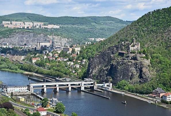 Hrad Střekov a Masarykovo zdymadlo.