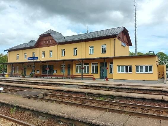 Soubor:Frenštát pod Radhoštěm železniční stanice (červenec 2023).jpg – Wikipedie