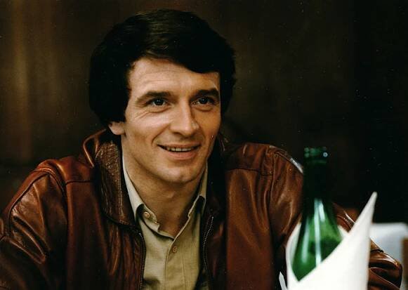 Vlastimil Harapes dlouholetý sólista baletu Národního divadla v Praze a umělecký ředitel Mezinárodní konzervatoře Praha. Proslavily ho především herecké role v českých snímcích - např. Markéta Lazarová režiséra Františka Vláčila nebo Jak vytrhnout velrybě stoličku režisérky Marie Poledňákové. 
