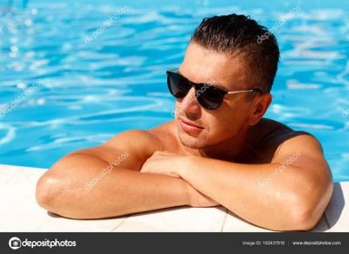 Zblízka portrétní atraktivní mladý muž v sluneční brýle odpočívá