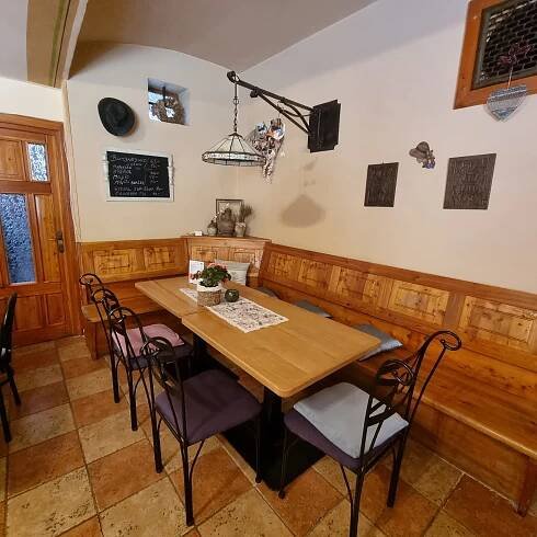 Grilované vepřové koleno na černém pivě nebo pečená žebra na medu