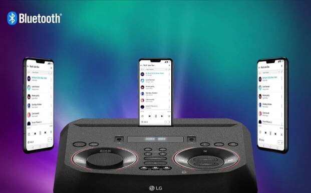 Na reproduktore LG XBOOM je položený smartfón a dva ďalšie smartfóny sa vznášajú okolo. V ľavom hornom rohu je zobrazené logo Bluetooth.