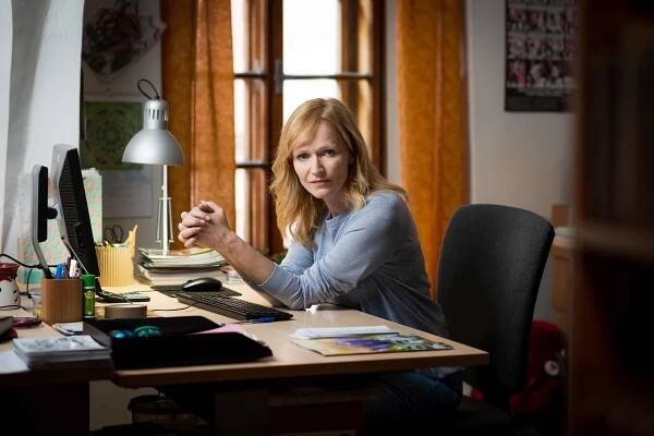 Anna Geislerová hvězdou nového seriálu: Štíhlou figuru na tiskovce ukryla pod model až ke krku, i tak upoutala pozornost