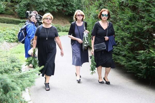 Po delší době se na veřejnosti objevila herečka Ivana Andrlová (úplně vlevo), která je nově blond, a byla tak téměř k nepoznání.