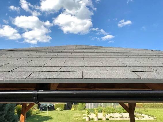 Dřevěná pergola a moderní venkovní kuchyně