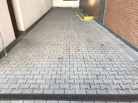 Čištění zámkové dlažby | PUCUJEME