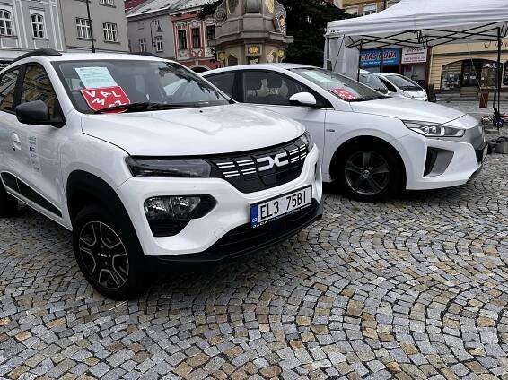 Už i elektromobily mají své srazy. Tesly či Enyaqy byly k vidění na Valašsku