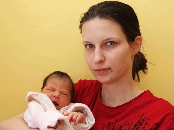 Sára Dostálová z Chomutova. Narozena 4.4. 2008 v 6.35 hodin v Chomutově. 43 centimetrů, 2,500 kilogramů s maminkou Lucií Dostálovou.