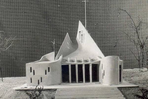 Kostel svatého Josefa dostavěli Senetářovští v roce 1971.