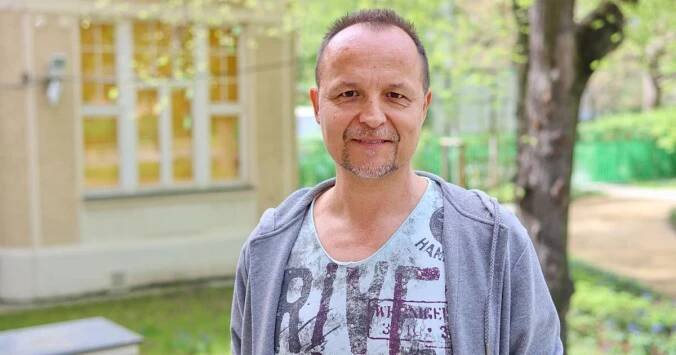 Dřív jsem byl větroplach. Teď je pro mě centrum doma, ohlíží se moderátor a bývalý herec Petr Hradil