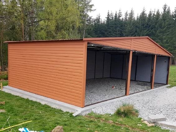 Plechová garáž 9×5m - světle hnědá matná/černá matná